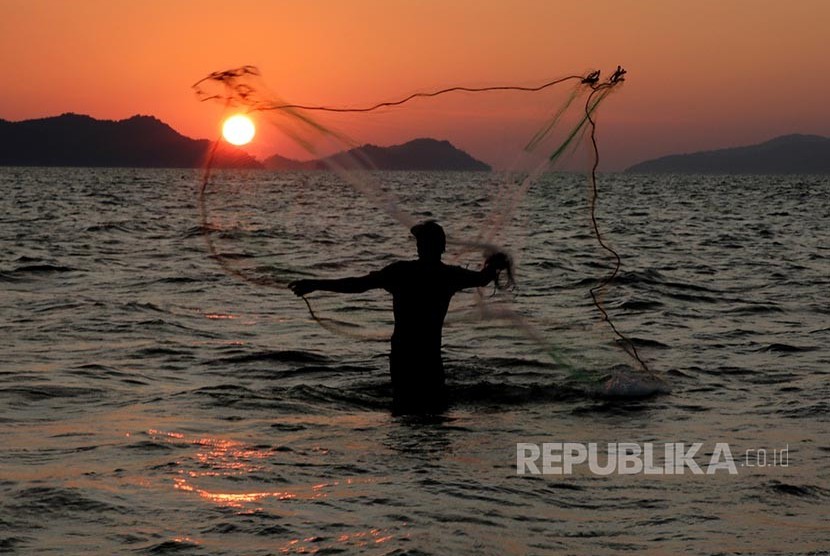 Nelayan menjala ikan menjelang matahari terbenam di Laut Banda. (Ilustrasi)