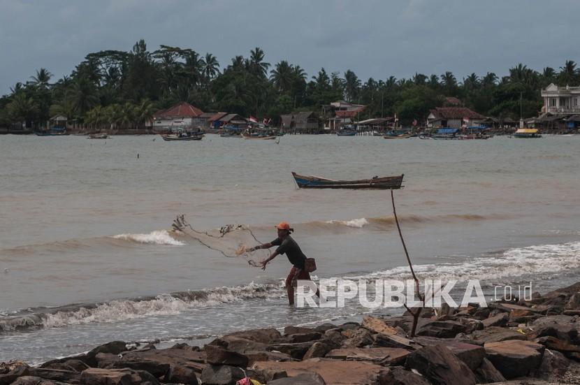 Nelayan menjala ikan saat tidak melaut di Pantai Laba, Pandeglang, Banten, Kamis (11/11/2021). BMKG Minta Warga Pesisir Selatan Banten Waspada Potensi Tsunami
