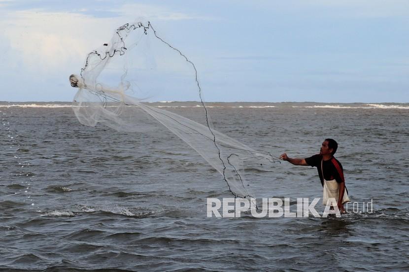 Nelayan menjala ikan saat tidak melaut di Bengkulu (ilustrasi). BMKG mengimbau warga setempat untuk waspada terhadap kondisi perubahan cuaca di wilayah tersebut akibat dampak El Nino.