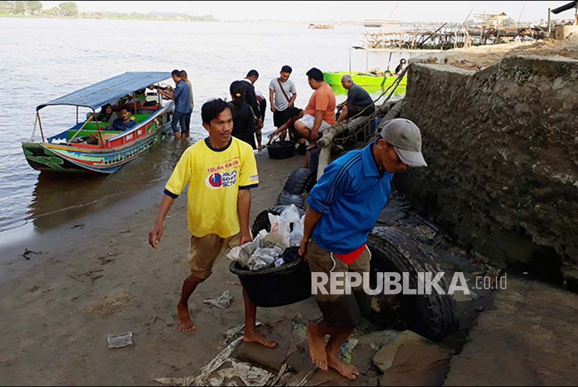 Nelayan menurunkan ikan hasil tangkapannya (ilustrasi)