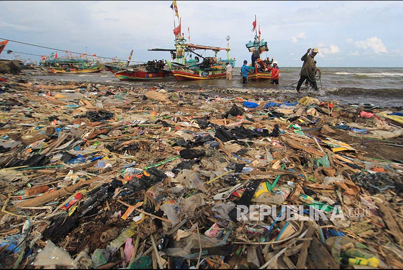 (Ilustrasi) Nelayan menyandarkan perahunya di bibir pantai yang dipenuhi sampah plastik di Desa Dadap, Indramayu, Jawa Barat, Senin (26/11/2018). LSM World Wild Fund for Nature (WWF) Indonesia menilai masalah pencemaran sampah plastik di laut Indonesia sangat parah.