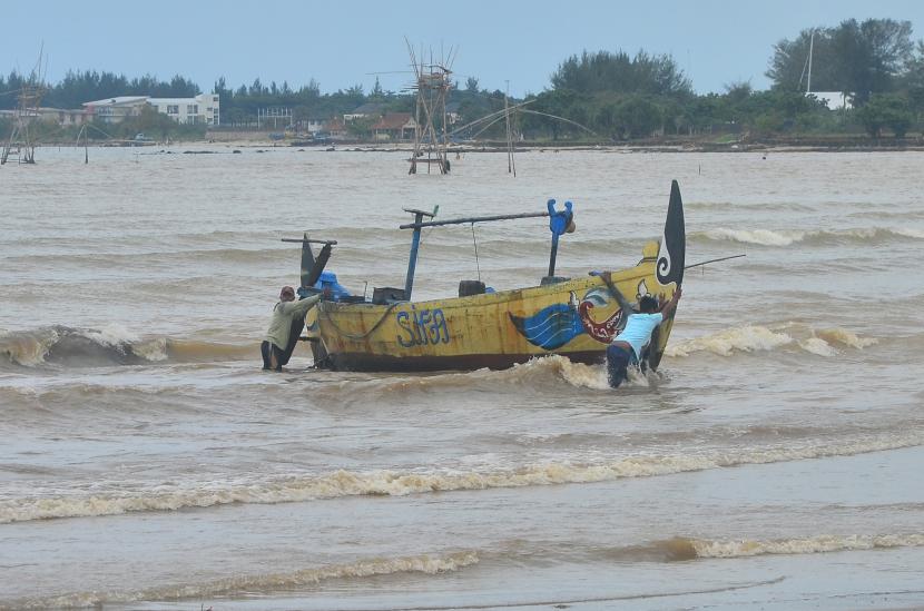 Nelayan menyandarkan peruhanya di Pantai Sekembu, Mulyoharjo, Jepara, Jawa Tengah. Dua nelayan di Kabupaten Jepara hilang ketika keduanya melaut dari Perairan Bondo. Ilustrasi.
