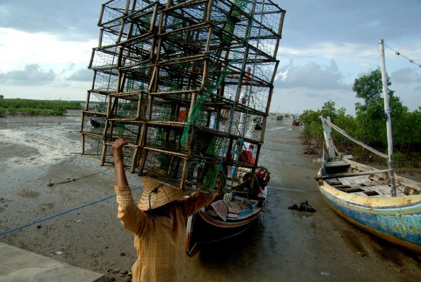 Nelayan menyiapkan bubu rajungan di Pantai Pegagan, Pameksan, Jatim, Jumat (11/3).
