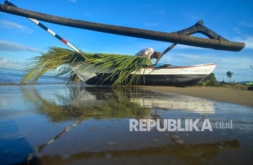 Nelayan menyiapkan daun kelapa untuk rumpon (ilustrasi). Dinas Kelautan dan Perikanan atau (DKP) Provinsi Maluku Utara (Malut) menertibkan puluhan rumpon tidak berizin.
