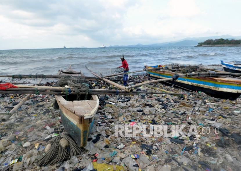 Nelayan menyiapkan jaring untuk menangkap ikan di pantai Sukaraja Bandar Lampung, Lampung. (ilustrasi)