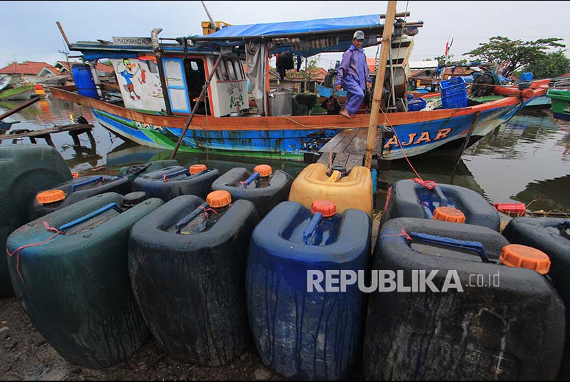 esatuan Nelayan Tradisional Indonesia (KNTI) merilis survei terkait tempat favorit untuk pembelian bahan bakar dalam usaha perikanan dengan hasil 83,19 persen nelayan membeli bahan bakar secara eceran. (Foto: Ilustrasi nelayan menyiapkan perbekalan untuk melaut)