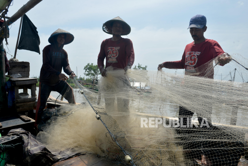 Nelayan merapikan jaring usai melaut di Kampung Nelayan Kronjo, Kabupaten Tangerang, Banten, Jumat (10/1/2024). Nelayan mengeluhkan sulit mencari tangkapan ikan akibat adanya pagar laut yang membentang di perairan Tangerang, Banten.