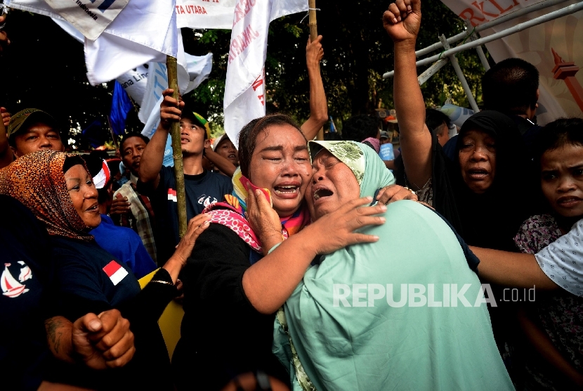   Nelayan Muara Angke menyambut gembira keputusan sidang usai Persidangan gugatan nelayan terhadap izin reklamasi di PTUN, Jakarta, Selasa (31/5). (Republika/Yasin Habibi)