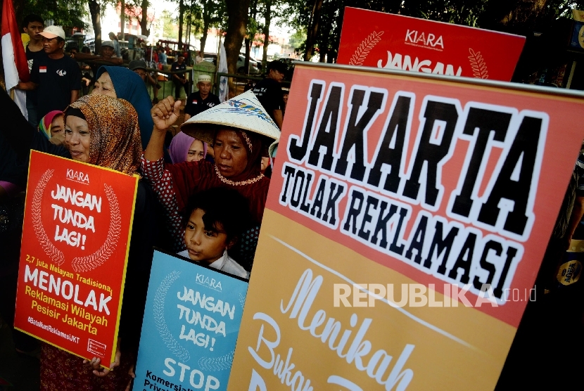   Nelayan Muara Angke menyambut gembira keputusan sidang usai Persidangan gugatan nelayan terhadap izin reklamasi di PTUN, Jakarta, Selasa (31/5).(Republika/Yasin Habibi) 