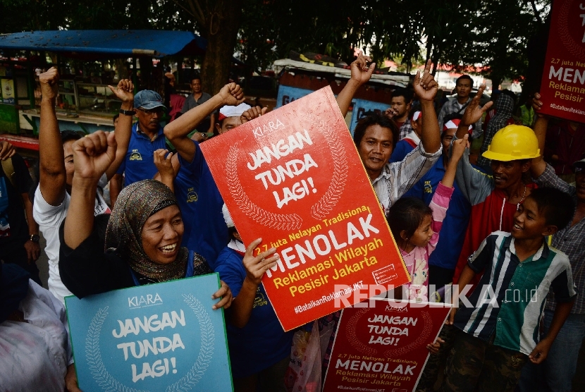  Nelayan Muara Angke menyambut gembira keputusan sidang usai Persidangan gugatan nelayan terhadap izin reklamasi di PTUN, Jakarta, Selasa (31/5). (Republika/Yasin Habibi)