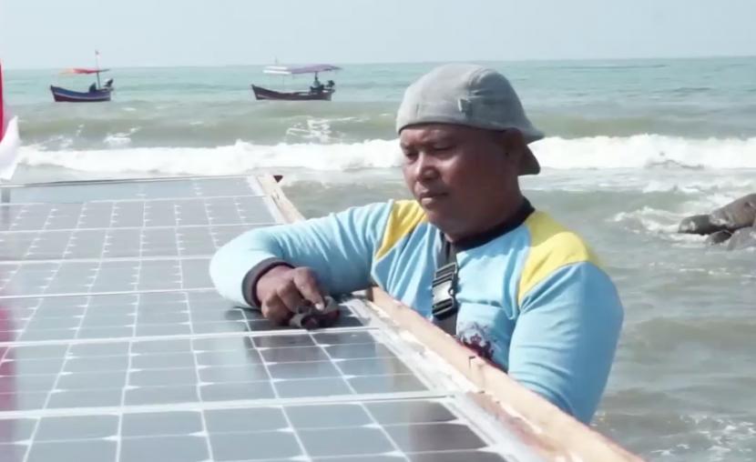 Nelayan mulai menggunakan teknologi panel surya untuk bahan bakar kapal.