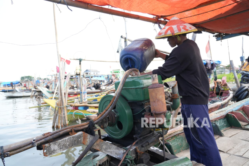 Nelayan tampak mengisi BBM jenis solar di Cirebon, Jawa Barat, Selasa (2/7/2025). Konsumen pengguna seperti nelayan dapat membeli BBM subsidi dan kompensasi dengan menggunakan surat rekomendasi yang diterbitkan Organisasi Perangkat Daerah melalui Aplikasi XStar BPH Migas.