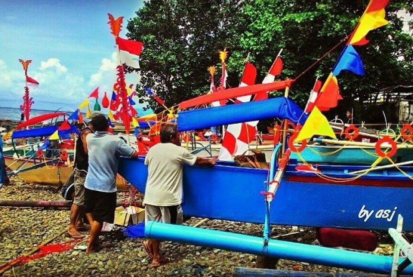 Nelayan menghias kapal sebagai bagian dari acara festival  (ilustrasi)