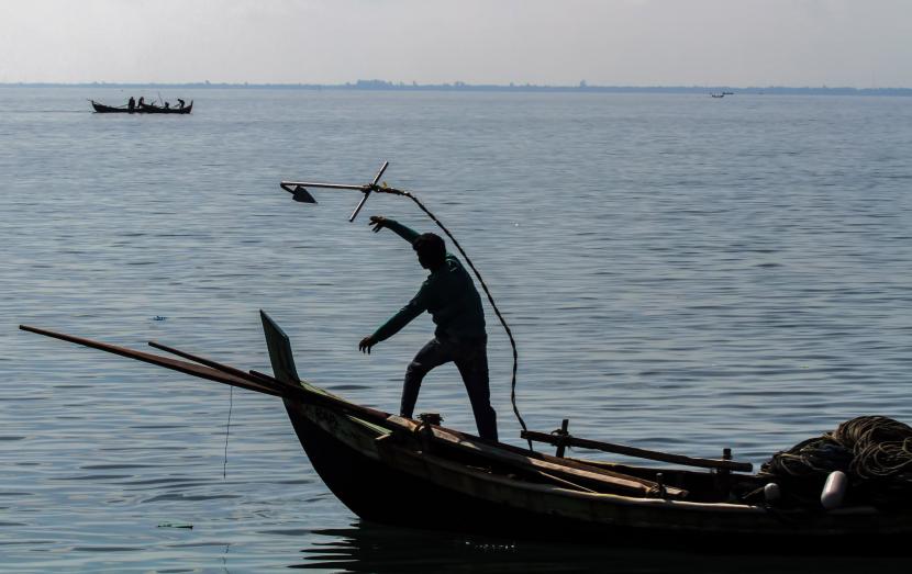 Nelayan tradisional melempar jangkar di kawasan Pelabuhan Depot Pertamina Desa Hagu Selatan, Lhokseumawe, Aceh, Senin (25/4/2022). Tinggi Gelombang di Aceh Hingga 6 Meter, Nelayan Diminta tidak ke Laut Lepas
