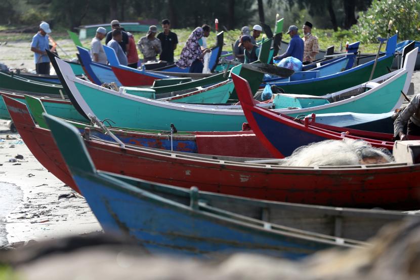 Nelayan tradisional membenahi perahu dan alat tangkap seusai melaut di pesisir pantai Aceh Besar, Aceh, Kamis (12/5/2022). (Ilustrasi)