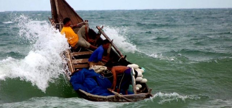 Nelayan tradisional tengah berjuang melawan gelombang laut Bengkulu.