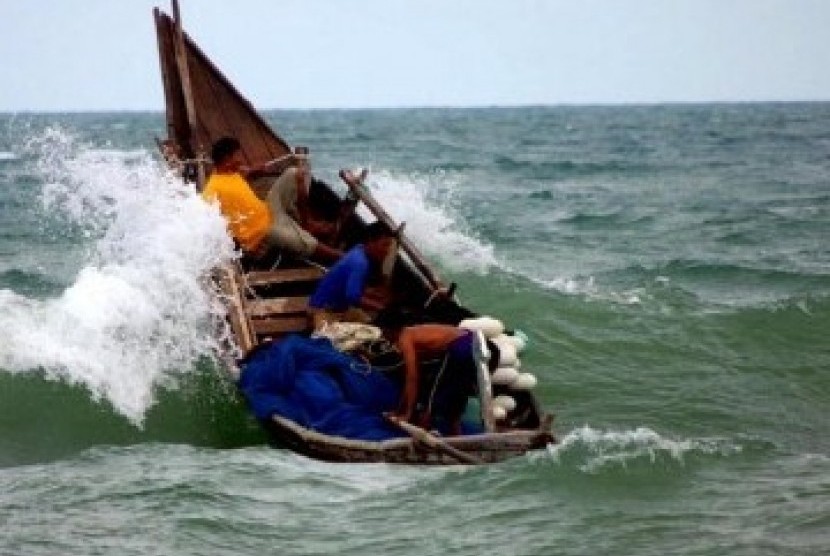 Nelayan tradisional tengah berjuang melawan gelombang laut Bengkulu.