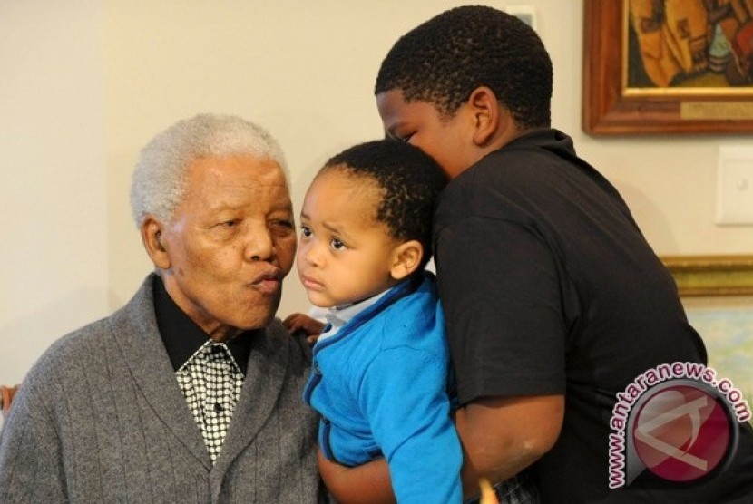 Nelson Mandela dan cucu-cucunya