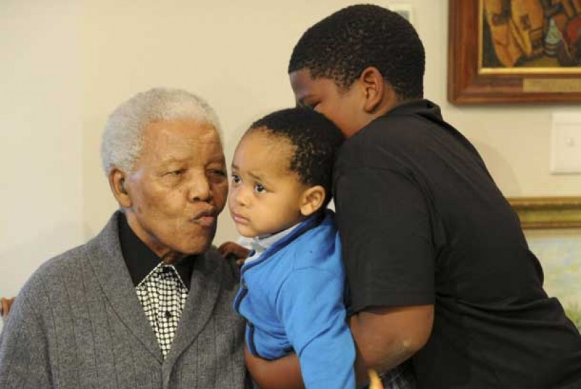 Nelson Mandela dan cucu-cucunya.