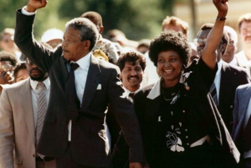 Nelson Mandela dan istri Winnie saat merayakan bebasnya Mandela dari penjara.