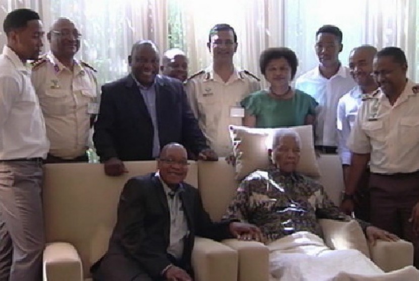 Nelson Mandela difoto bersama para perawat rumah sakit usai menjalani operasi 