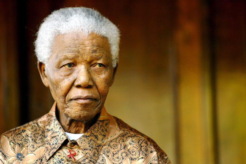   Nelson Mandela mengenakan batik saat diabadikan di  pada tahun 2005.  (EPA/STR)