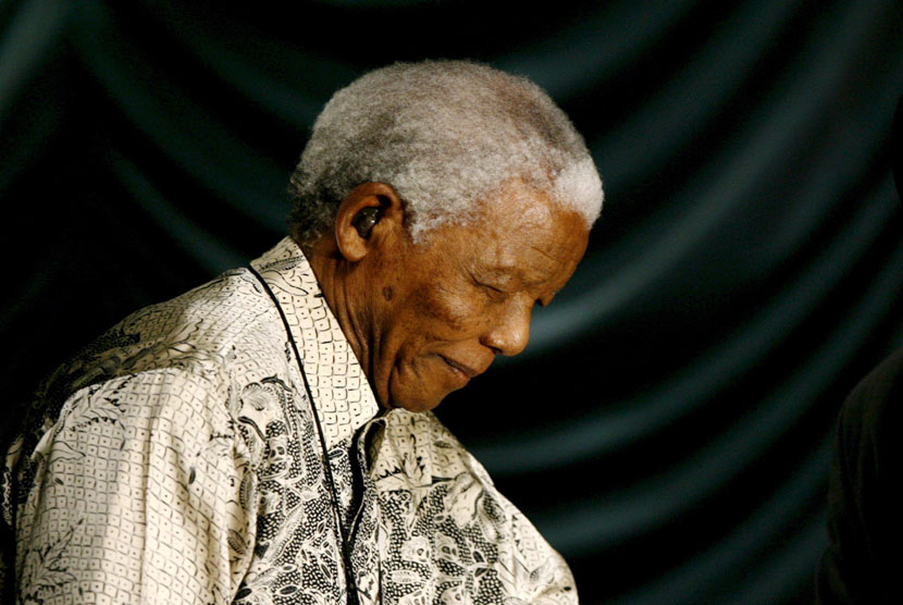   Nelson Mandela mengenakan batik saat merayakan ulang tahunnya ke-90 di Johannesburg,Afrika Selatan, pada tahun 2008.  (EPA/Kim Ludbrook)