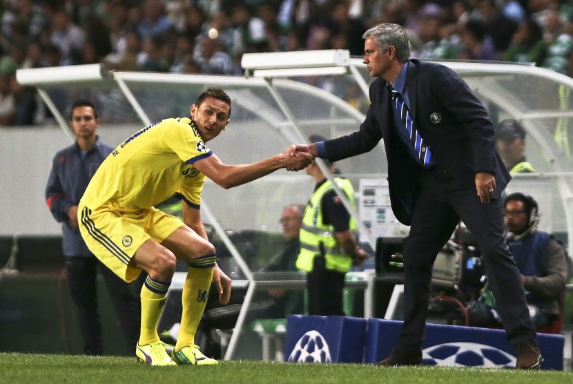 Nemanja Matic (kiri) dan Jose Mourinho.
