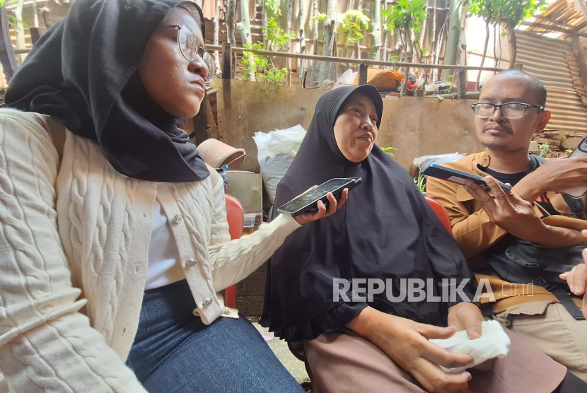 Nenek Alvaro Kiano Nugroho, Sayem (53), saat memberikan keterangan di rumah duka, Bintaro, Pesanggrahan, Jakarta Selatan, Senin (24/11/2025).