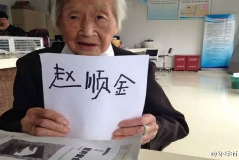 Nenek berusia 100 tahun ini mendapatkan ijasah bebas buta huruf