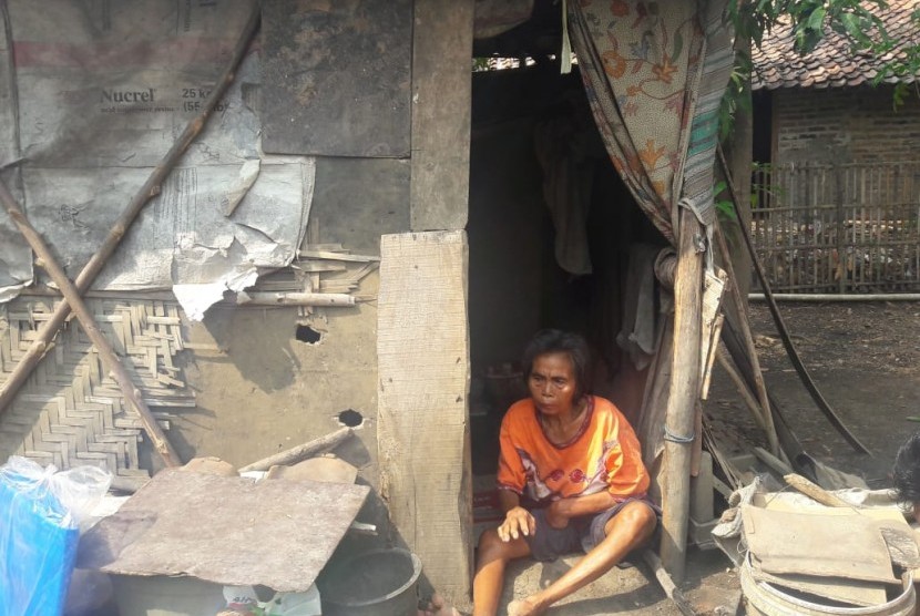 Nenek Cartem (60), hidup sebatang kara dalam kondisi lumpuh di gubuknya di RT 02 RW 01, Blok Telukan, Desa Kiajaran Kulon, Kecamatan Lohbener, Kabupaten Indramayu. 