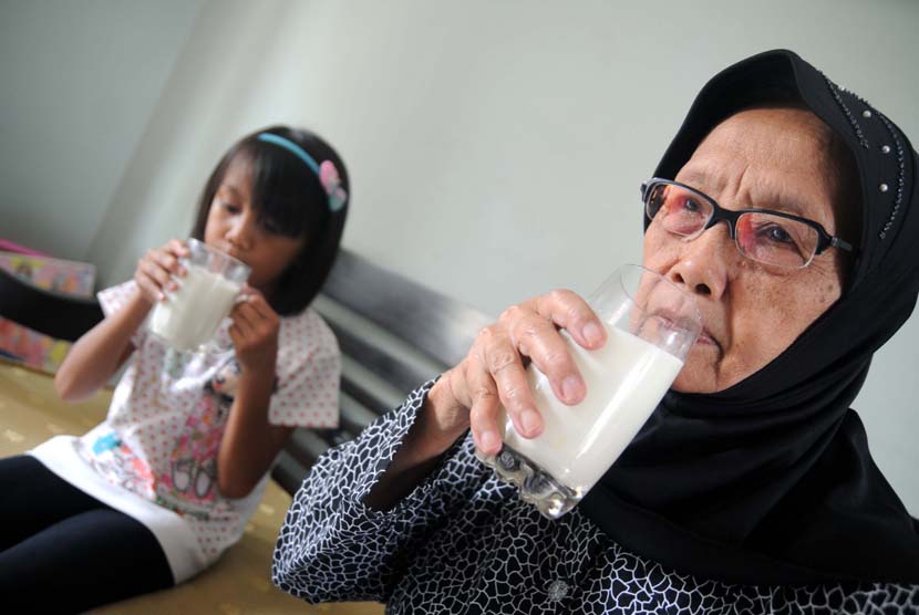 Nenek dan cucu minum susu (ilustrasi). Ketika hidup sendirian atau merasa kesepian, lansia umumnya menjadi malas makan.