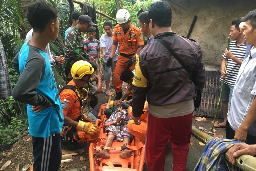 Nenek Habibah yang jatuh di area perbukitan Kekait, Lombok Barat, saat sedang mencari durian berhasil dievakuasi Tim Sar pada Selasa (6/2).  