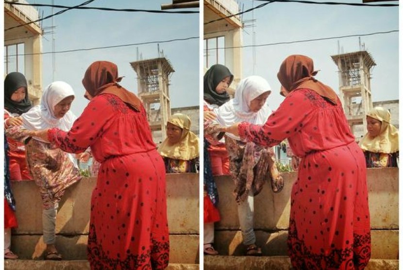 Nenek harus melewati tembok demi bisa menghadiri pengajian.