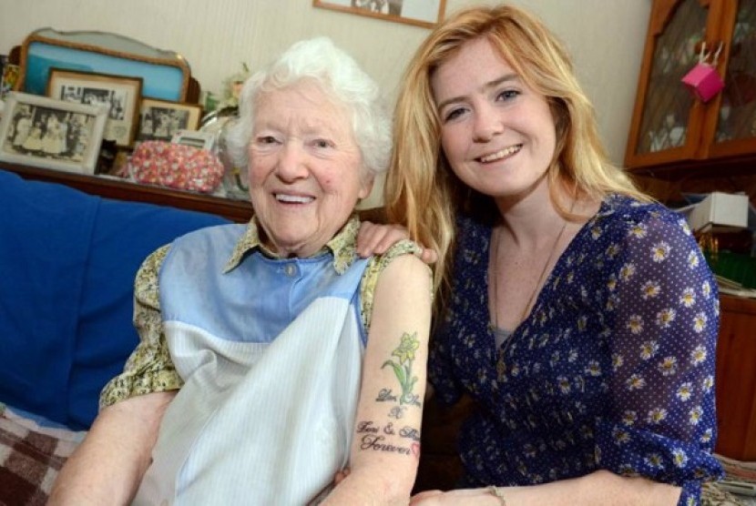 Nenek ini menunjukkan tato nama cucu kesayangannya