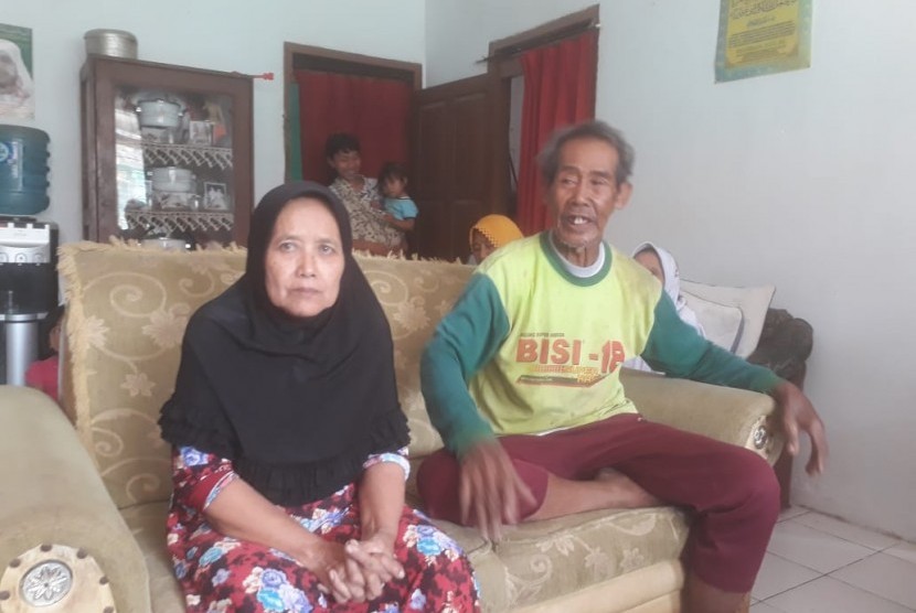 Nenek Irah (91) dan kakek Kosim (91), pasangan lanjut usia (lansia) asal Kampung Jalupang, RT 02 RW 03, Desa Giri Mukti, Kecamatan Saguling, Kabupaten Bandung Barat. Orang kecil seperti ini mengumpulkan biaya haji sejak puluhan ahun. (ilustrasi).