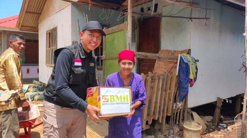 Nenek Oyang (70 tahun), warga Pulau Panjang Barat,  menerima paket sembako dari BMH.