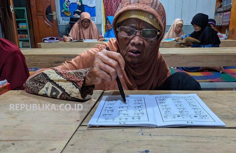 Nenek Tukiyem saat belajar Qiroati Alquran.