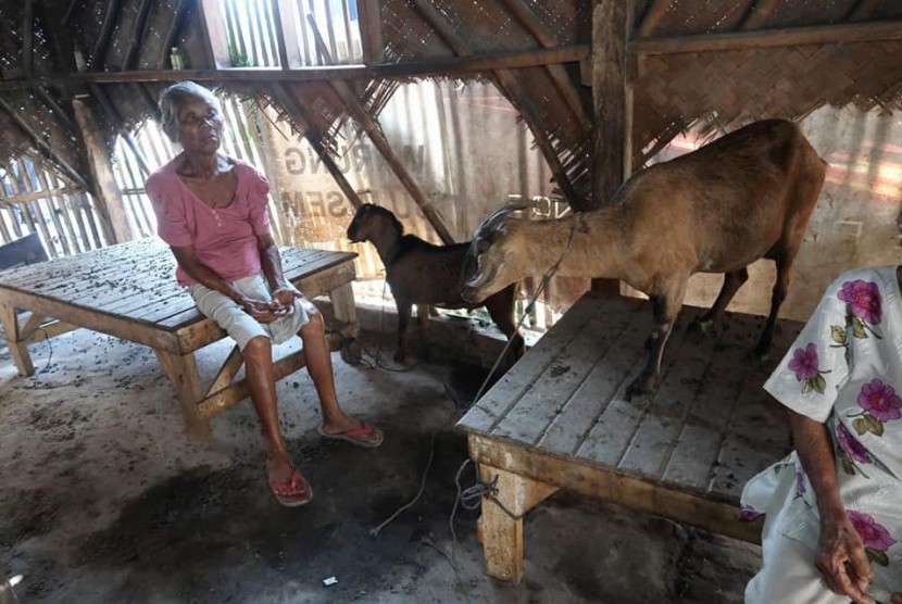 Nenek Uka dan Nenek Icih, dua janda lansia asal  Kampung Krajan, Desa Medang Asem, Kecamatan Jayakerta, Karawang, yang tinggal di kandang kambing, Jumat (6/9).