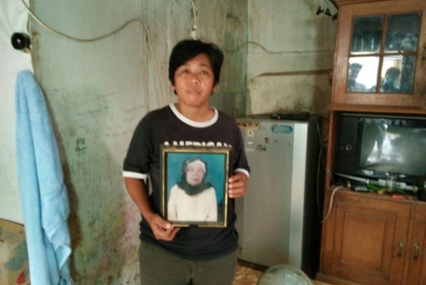 Neneng (46) putri bungsu almarhum nenek Hindun (78), warga Kelurahan Karet, Kecamatan Setiabudi, Jaksel.