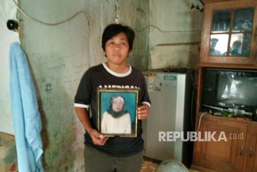 Neneng (46) putri bungsu almarhum nenek Hindun (78), warga Kelurahan Karet, Kecamatan Setiabudi, Jaksel.