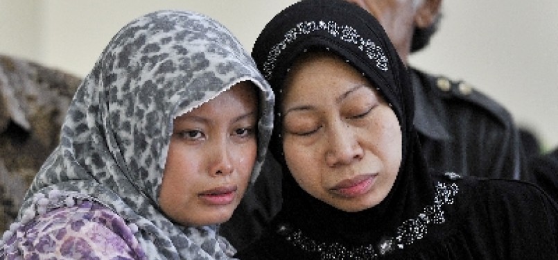 Neneng Sunengsih (right) is among Indonesian migrant workers has legal case in abroad. She was frees from capital punishment after granted impunity from King Abdullah bin Abdul Aziz of Saudi.