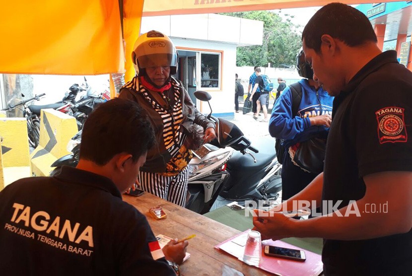 Nengah Ordi (58) dan Ni Nengah Sari, dua warga Bebandem, Karangasem, Bali sedang didata di posko pendataan pengungsi di Pelabuhan Lembar, Lombok Barat, NTB pada Rabu (29/11). Keduanya memilih mengungsi sementara ke rumah keluarga di Mataram.