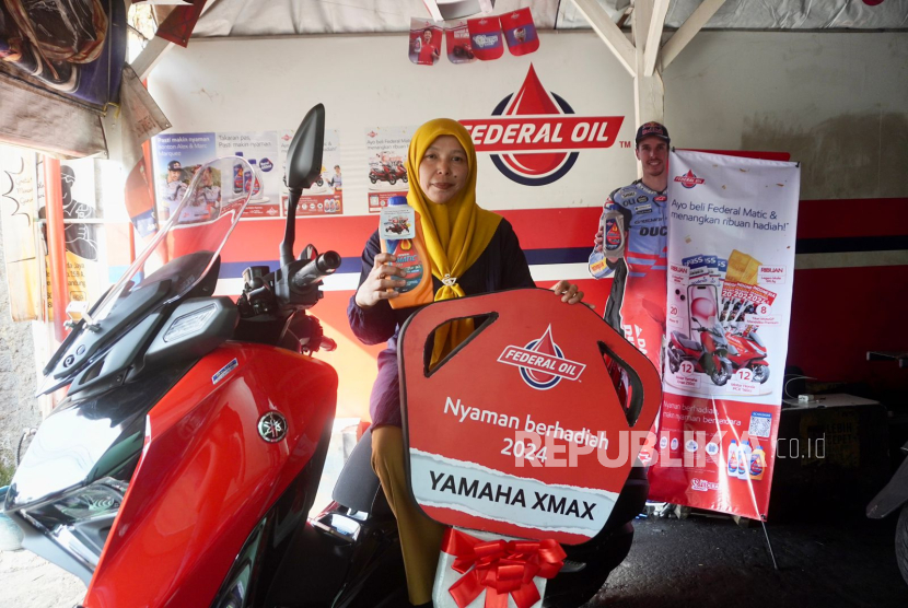 Nengsih, asal Bandung, pemenang motor Yamaha XMAX 250 cc dalam Program Nyaman Berhadiah 2024.