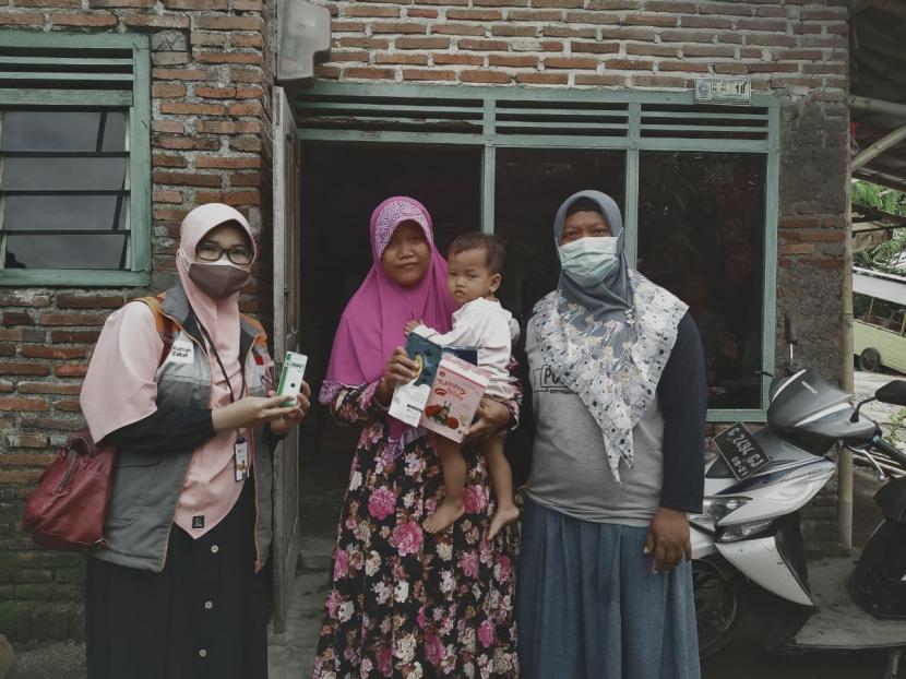 Neni selaku relawan Rumah Zakat Desa Berdaya Kubangsari melakukan kunjungan kepada Penerima Manfaat Program Desa Bebas Stunting pada Jumat (2/7).
