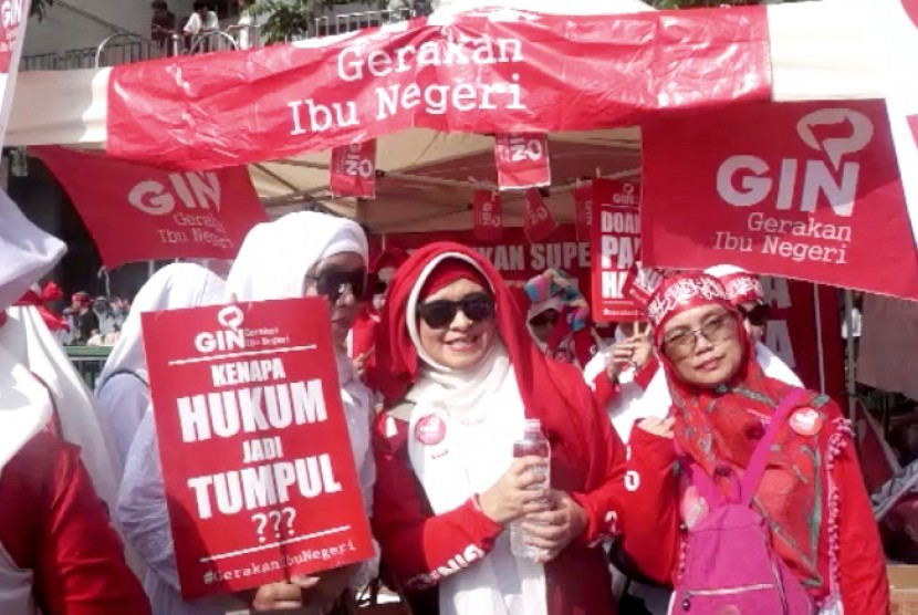 Muslims gathered at Istiqlal mosque on Friday to support the judges of blasphemy case to be fair in making the verdict for the defendant, Basuki Tjahaja Purnama.
