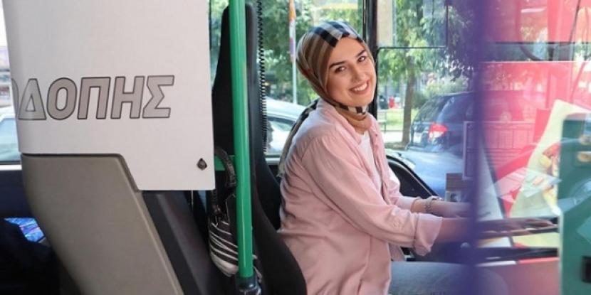 Neslihan Kiose sopir bus Muslimah pertama di  Yunani
