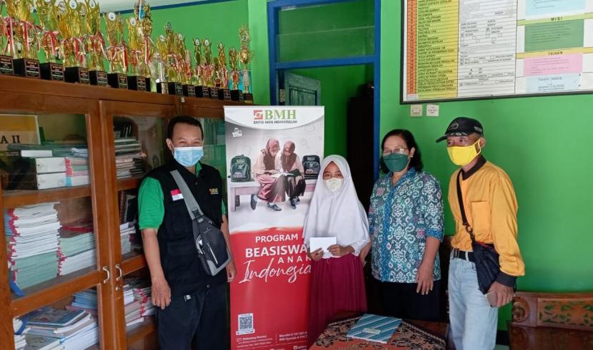 Nessa Pratiwi, pelajar SD Negeri Jetis, Karangmojo, Gunungkidul,  salah satu penerima beasiswa dari BMH Perwakilan Yogyakarta.