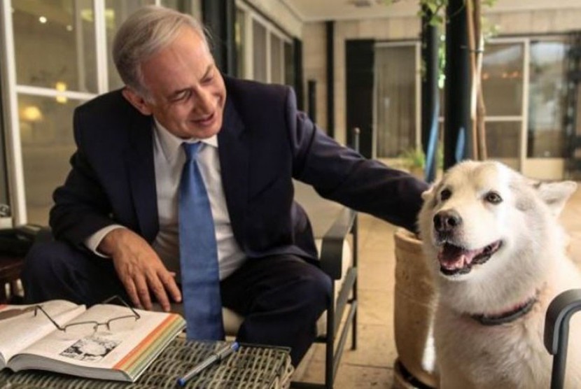 Netanyahu bersama anjingnya. 