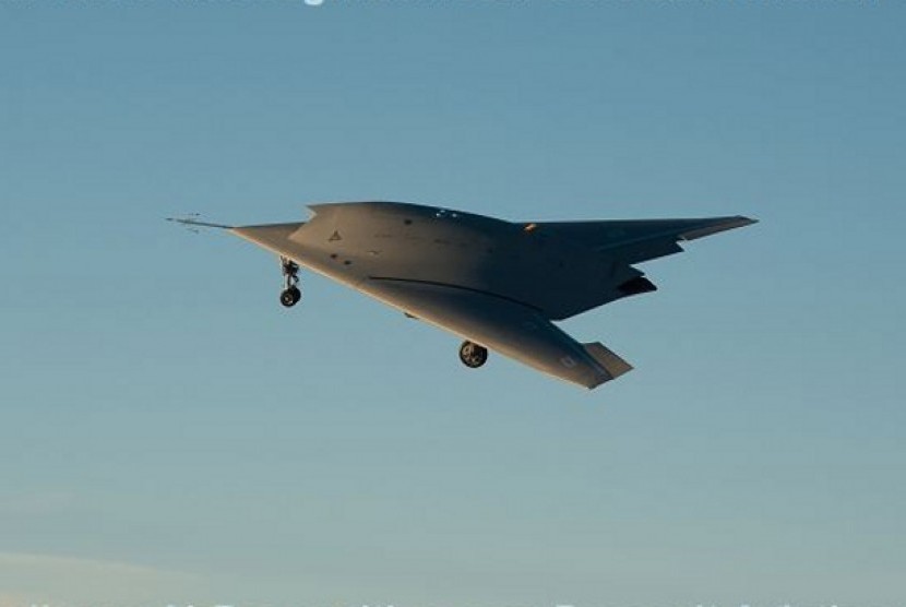 nEUROn, drone siluman pembunuh saat lepas lendas dalam uji coba di pangkalan udara Istres, Prancis.